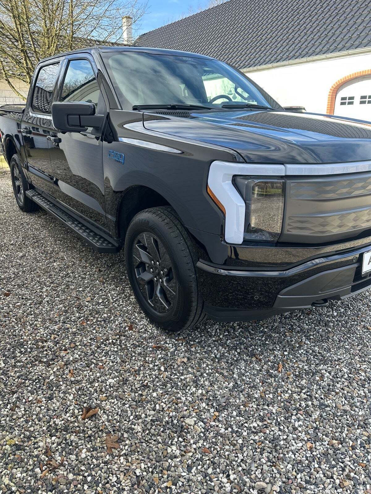 Ford F-150 131 Lightning Lariat Extended Range