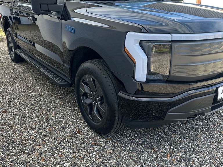 Ford F-150 131 Lightning Lariat Extended Range