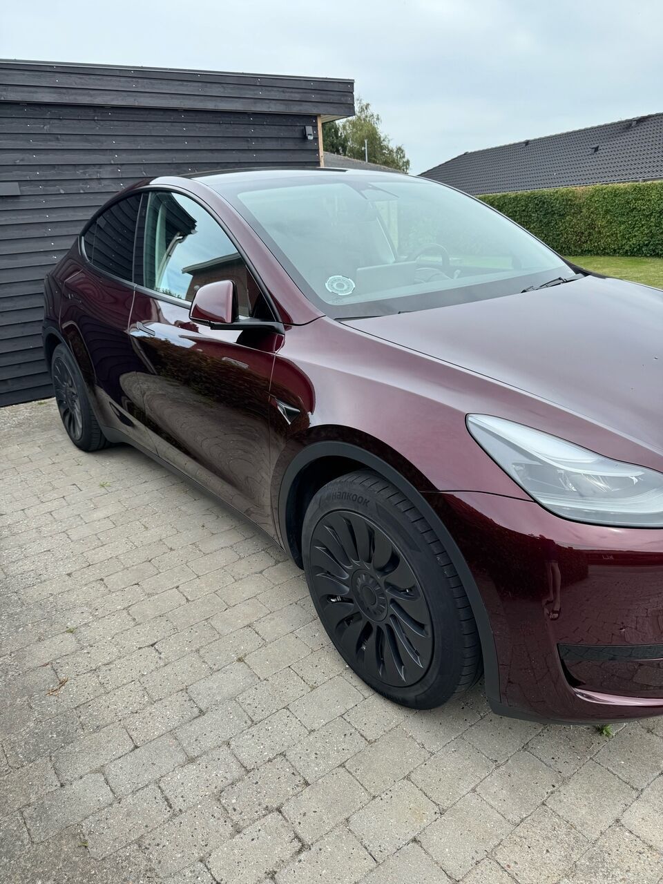 Rød Tesla Model Y fra 2023