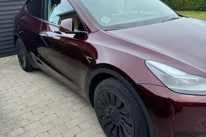 Rød Tesla Model Y fra 2023