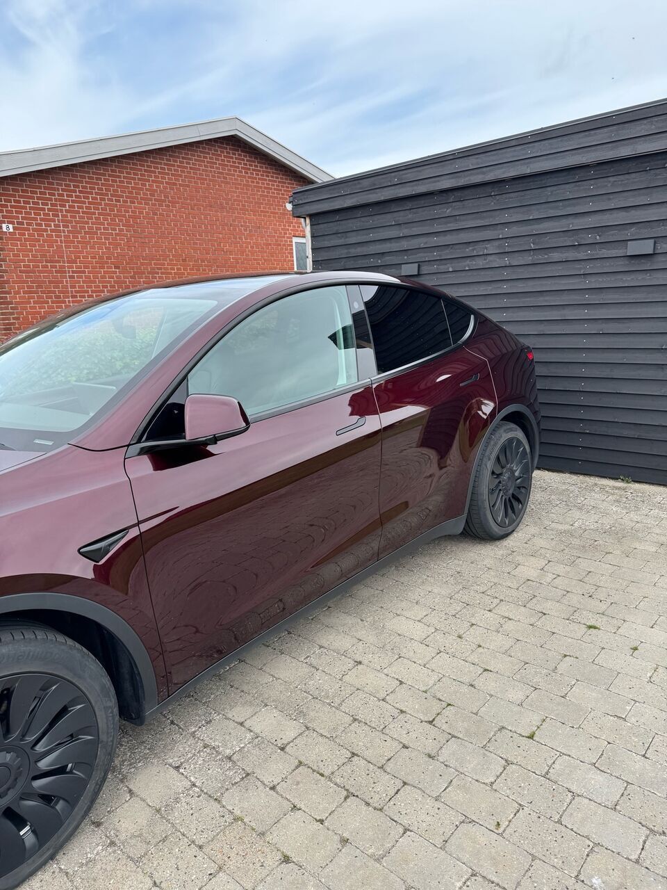 Rød Tesla Model Y fra 2023