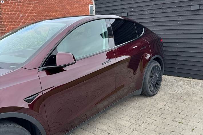 Rød Tesla Model Y fra 2023