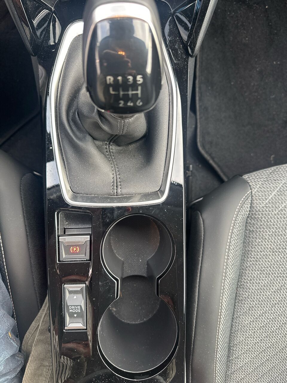 Sort Peugeot 208 fra 2025