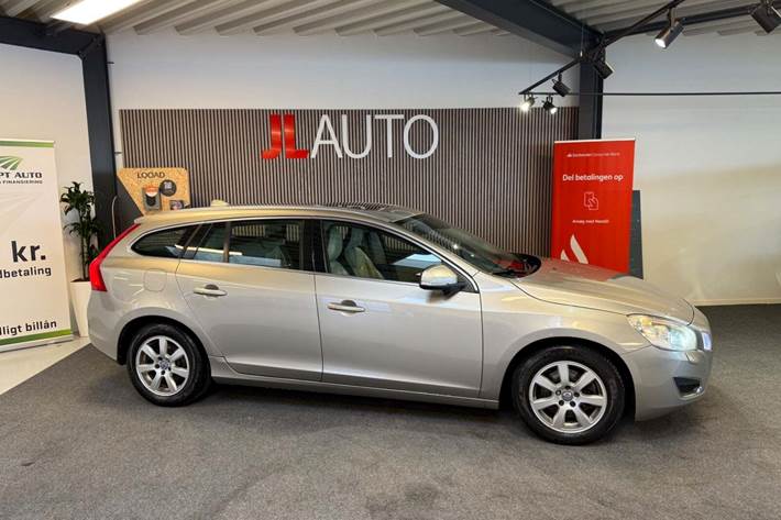Orange Volvo V60 fra 2010
