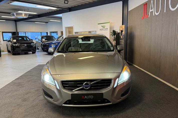 Orange Volvo V60 fra 2010