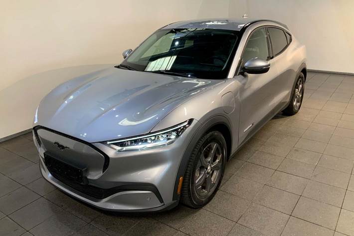 Sølv Ford Mustang Mach-E fra 2021 set udefra