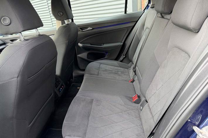 Blå VW Golf VIII fra 2021