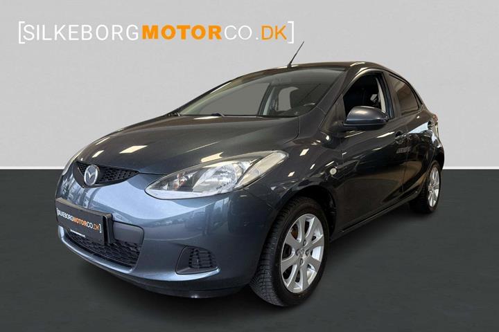 Grå Mazda 2 fra 2008 set udefra