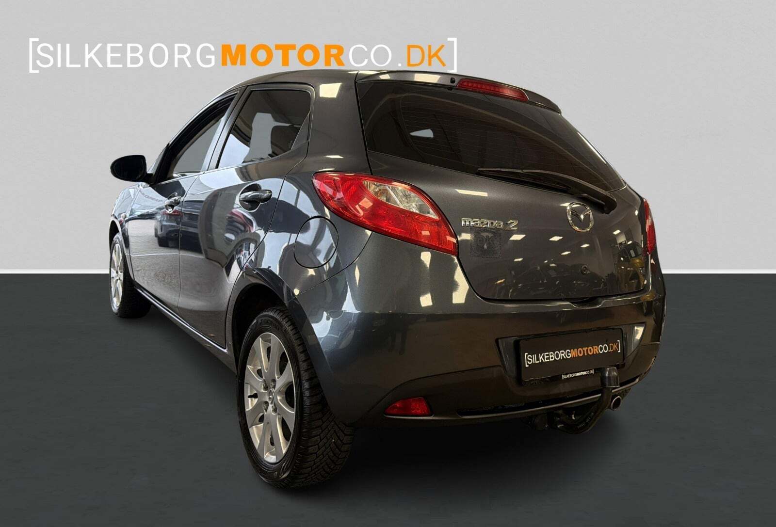 Grå Mazda 2 fra 2008