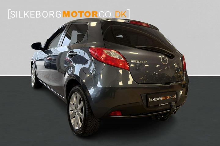Grå Mazda 2 fra 2008
