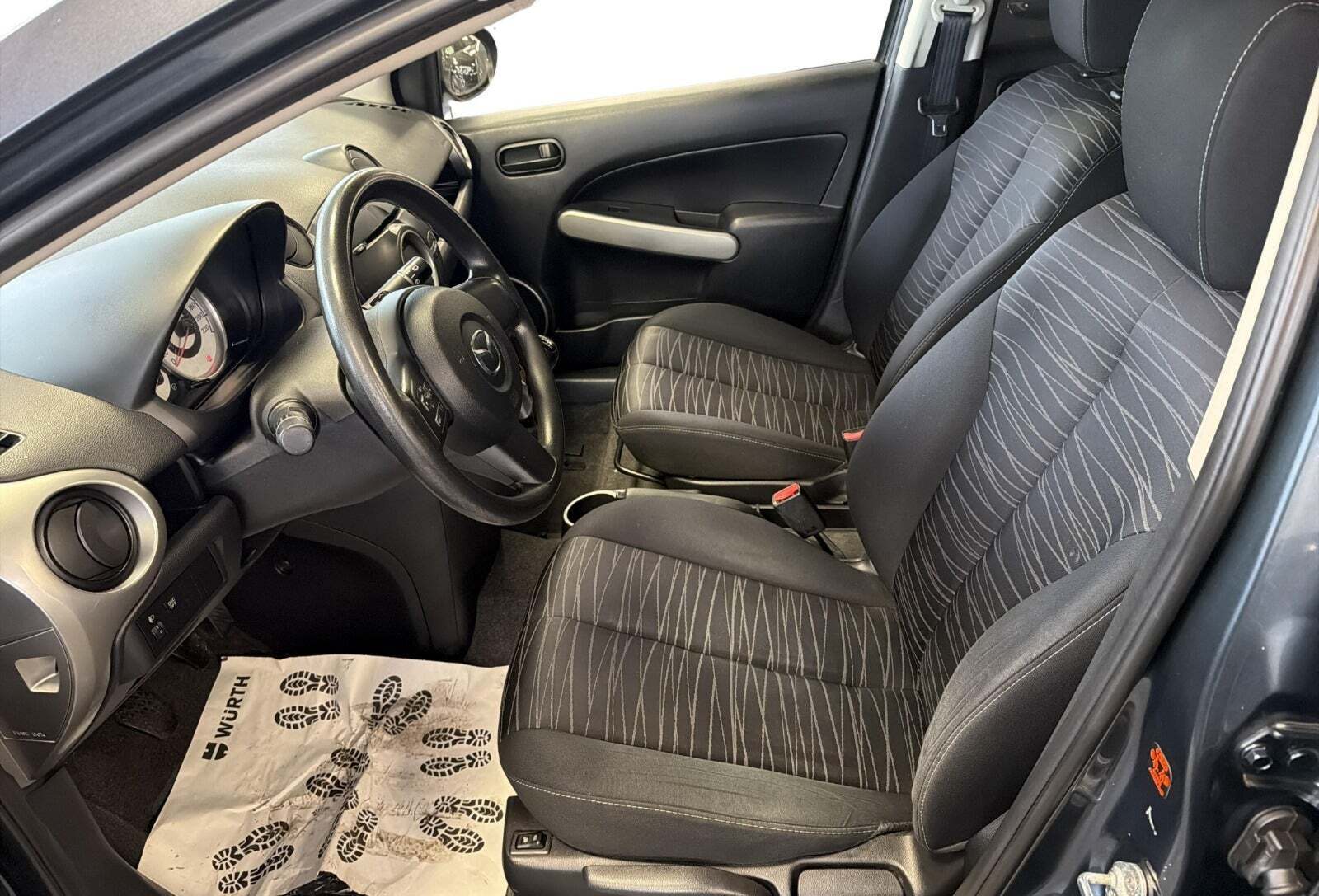 Grå Mazda 2 fra 2008
