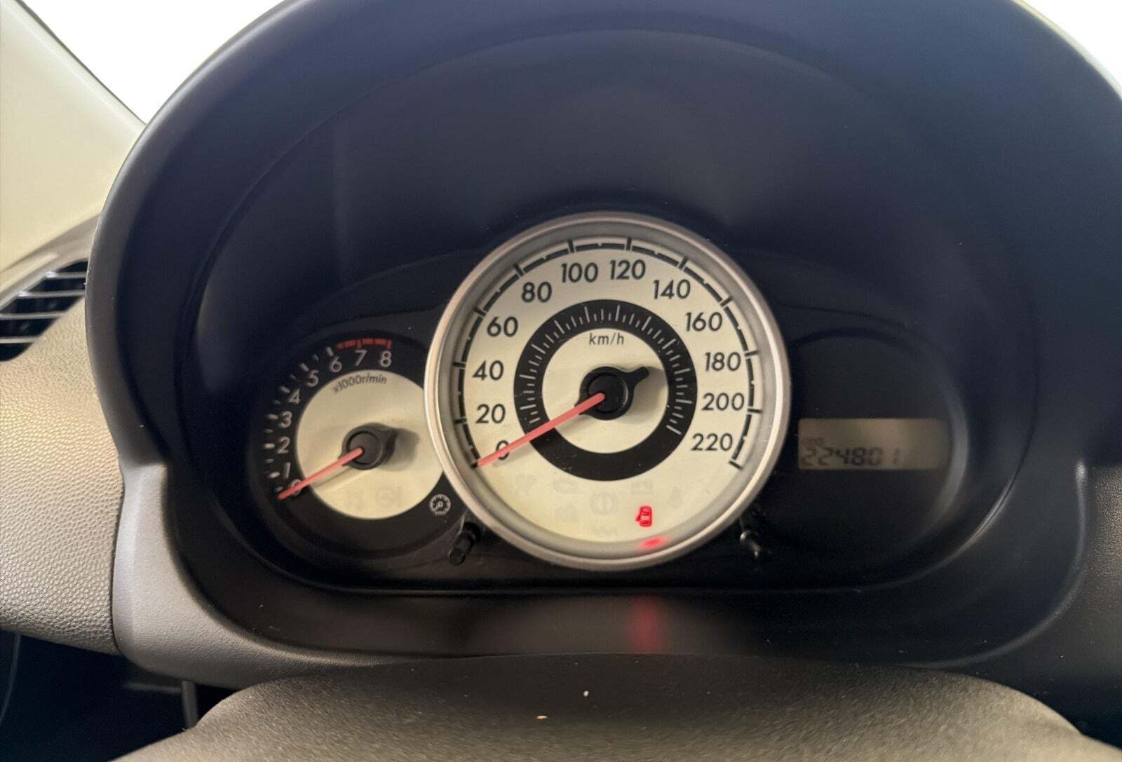 Grå Mazda 2 fra 2008