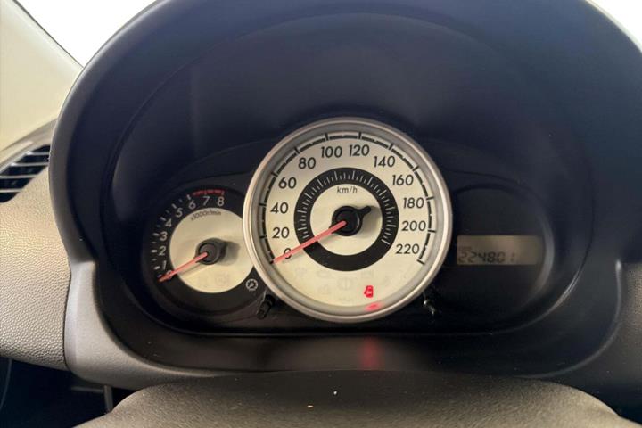 Grå Mazda 2 fra 2008