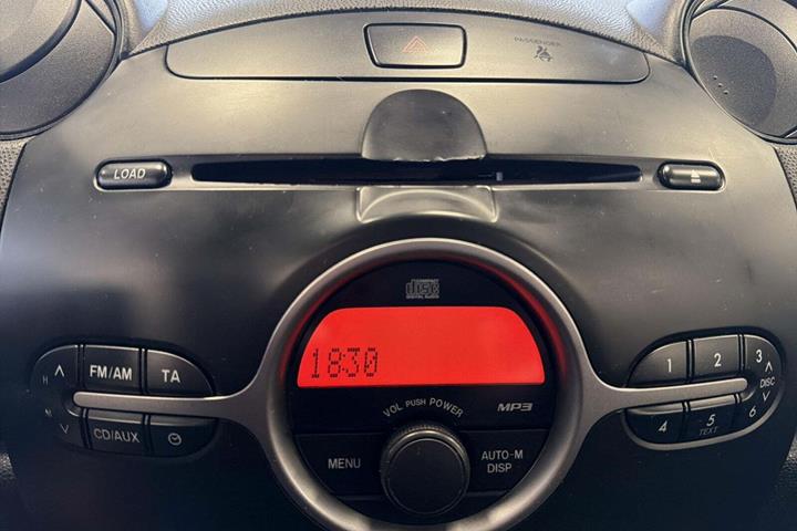 Grå Mazda 2 fra 2008