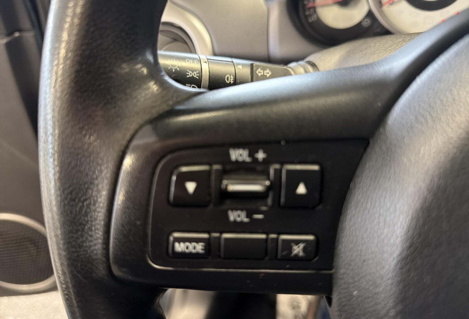 Grå Mazda 2 fra 2008