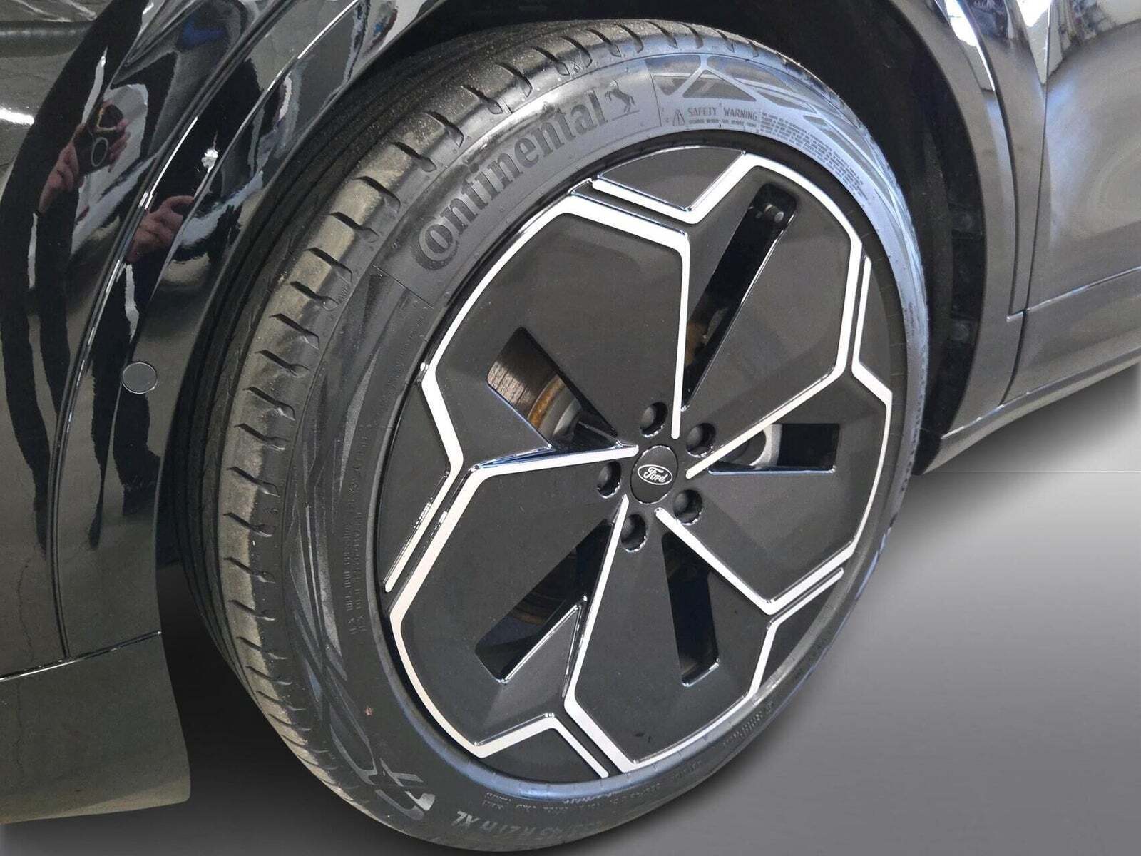 Sort Ford Capri fra 2025