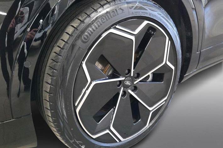 Sort Ford Capri fra 2025