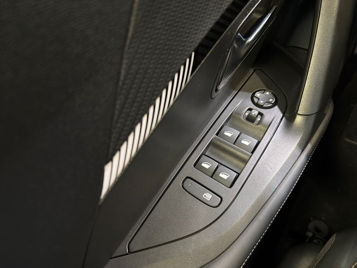 Hvid Peugeot 2008 fra 2023
