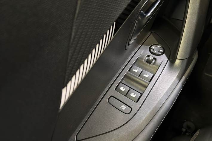 Hvid Peugeot 2008 fra 2023