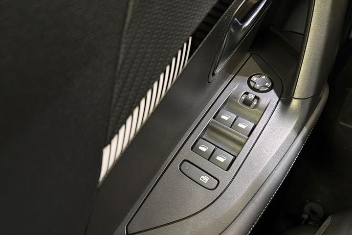 Hvid Peugeot 2008 fra 2023