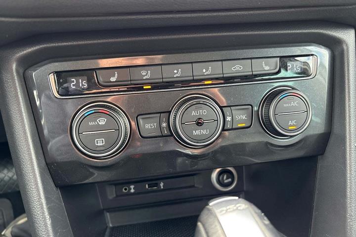 Hvid VW Tiguan fra 2017