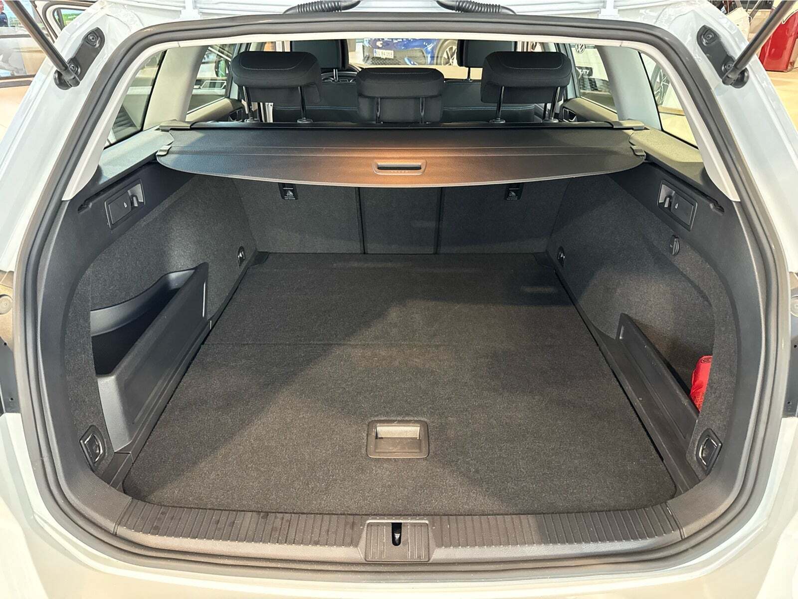 Hvid VW Passat fra 2022