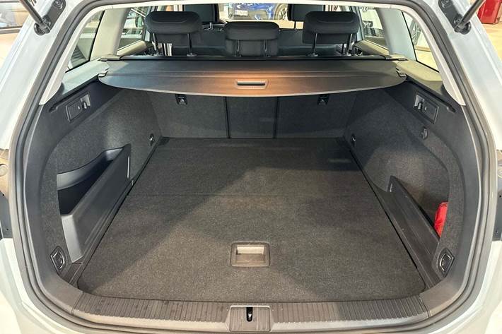 Hvid VW Passat fra 2022