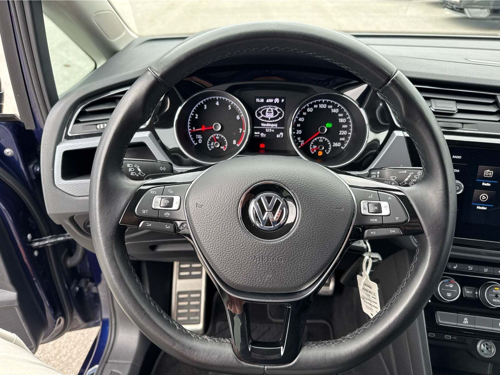 Blå VW Touran fra 2021