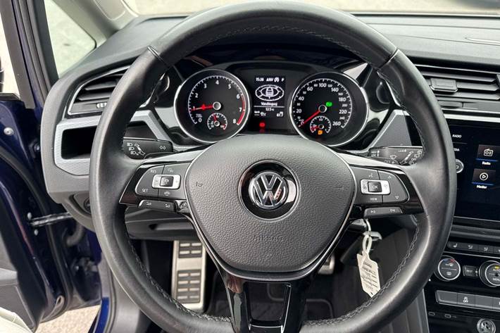 Blå VW Touran fra 2021