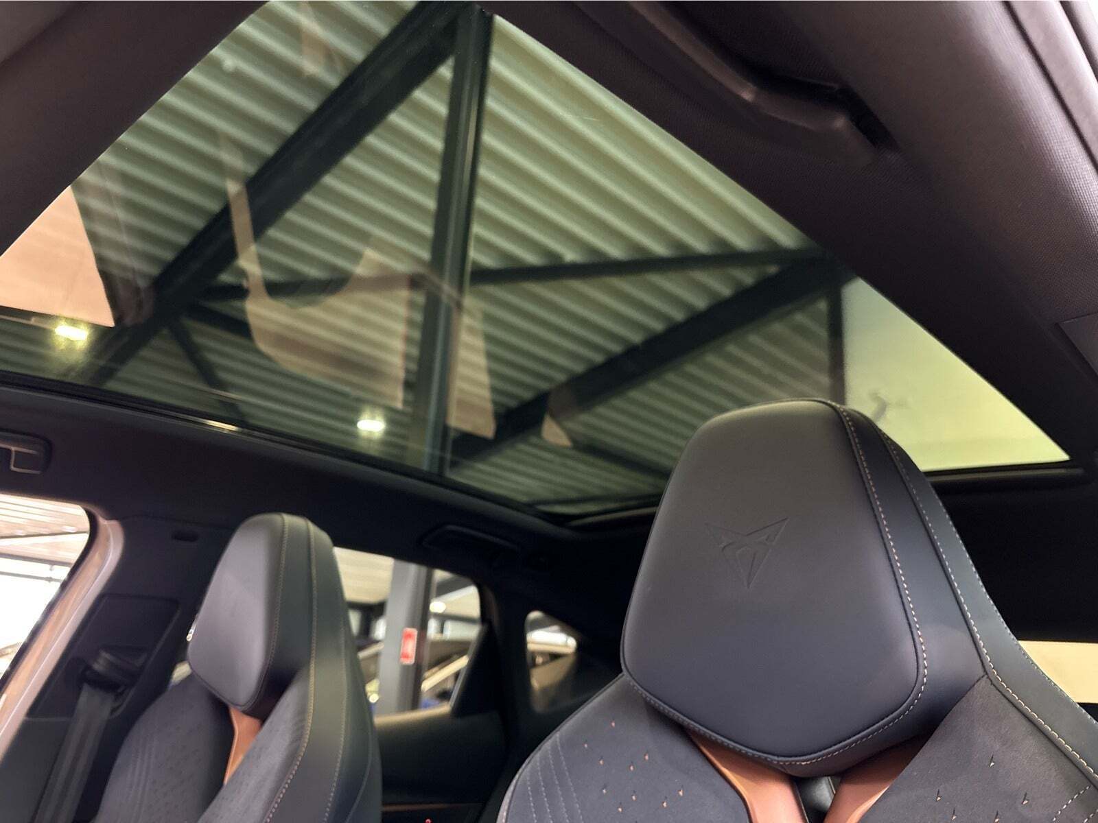 Beige Cupra Tavascan fra 2025