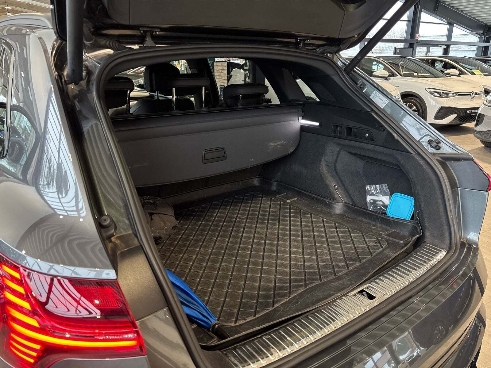 Grå Audi e-tron fra 2022