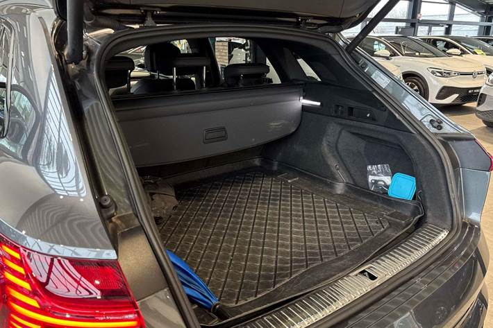 Grå Audi e-tron fra 2022