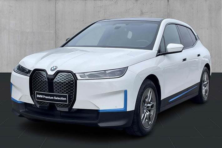 Hvid BMW iX fra 2023 set udefra