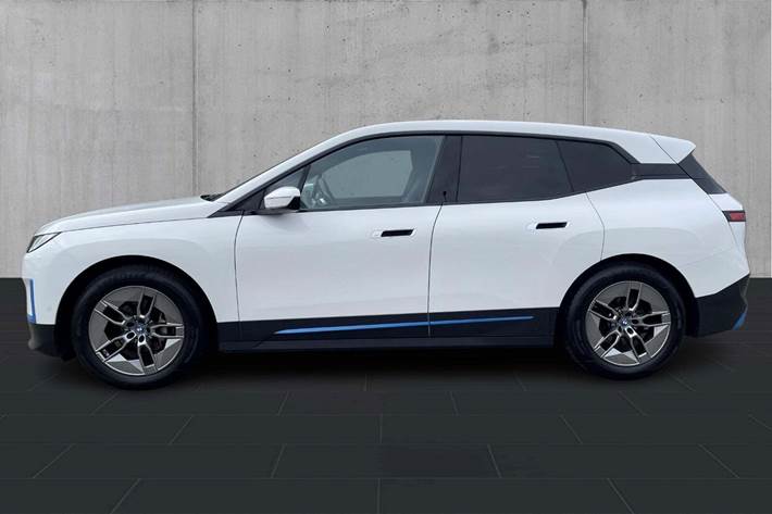 Hvid BMW iX fra 2023