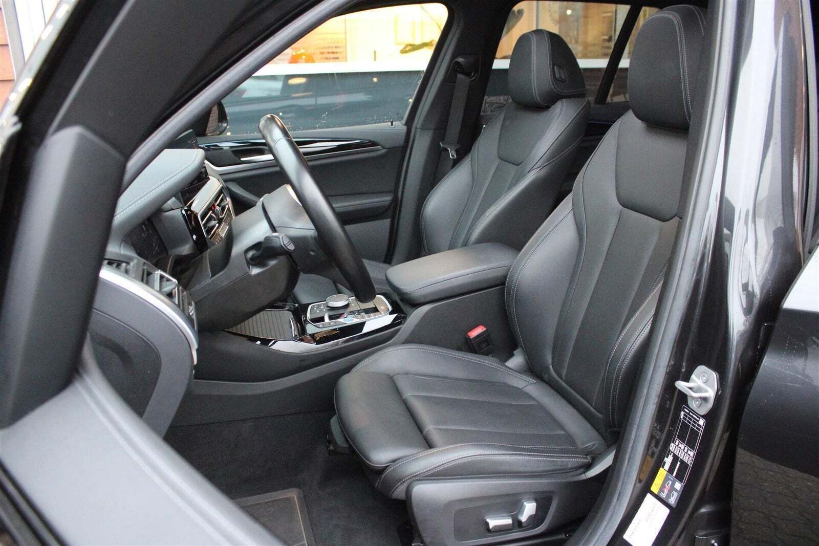 Grå BMW iX3 fra 2023