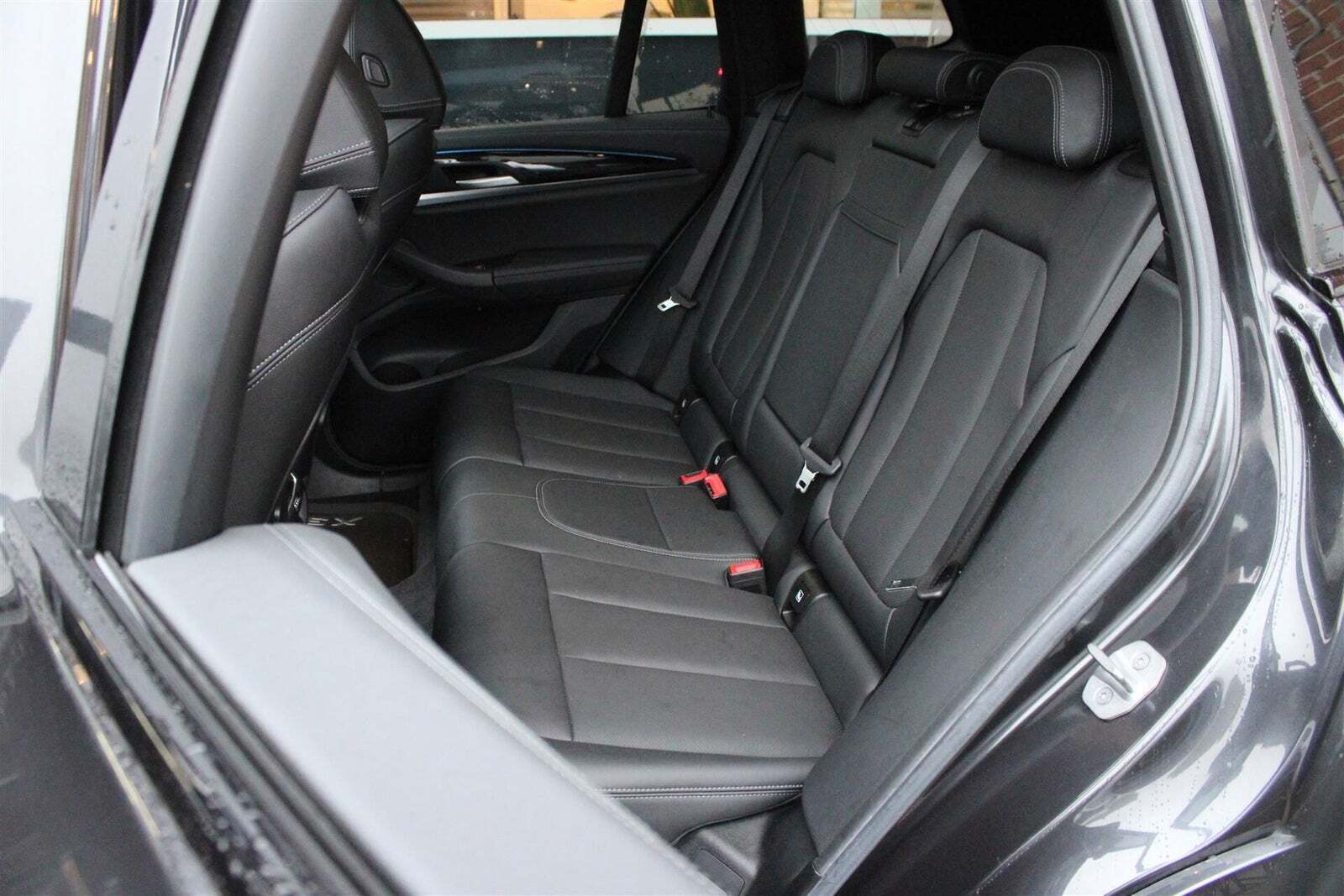 Grå BMW iX3 fra 2023