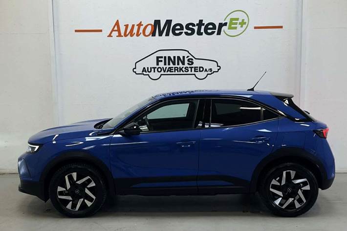 Blå Opel Mokka-e fra 2022