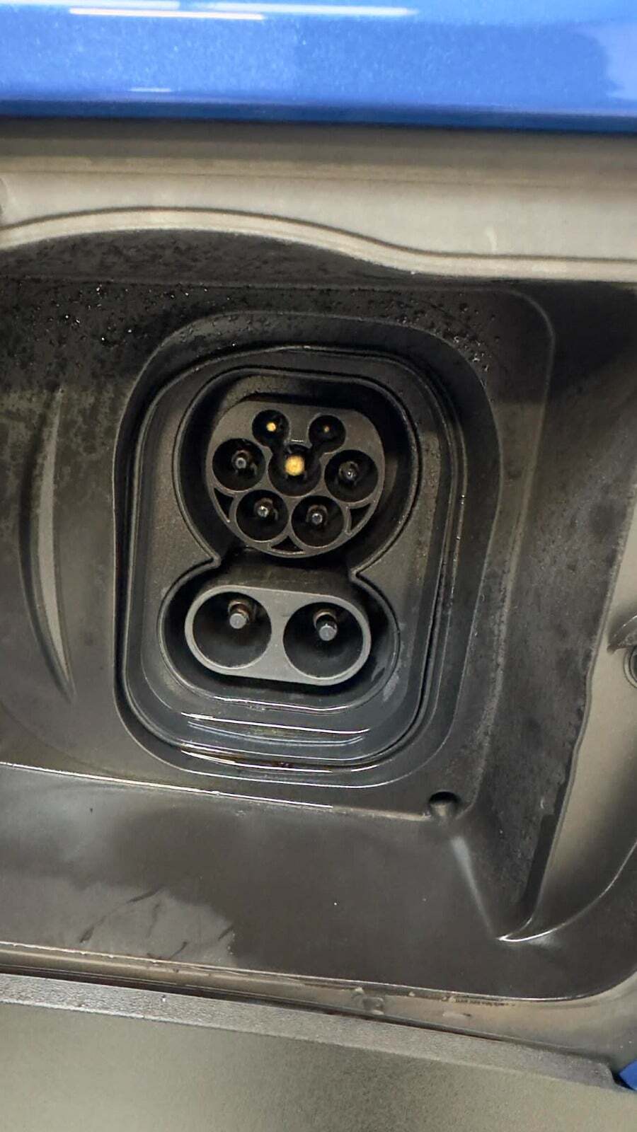 Blå Opel Mokka-e fra 2022