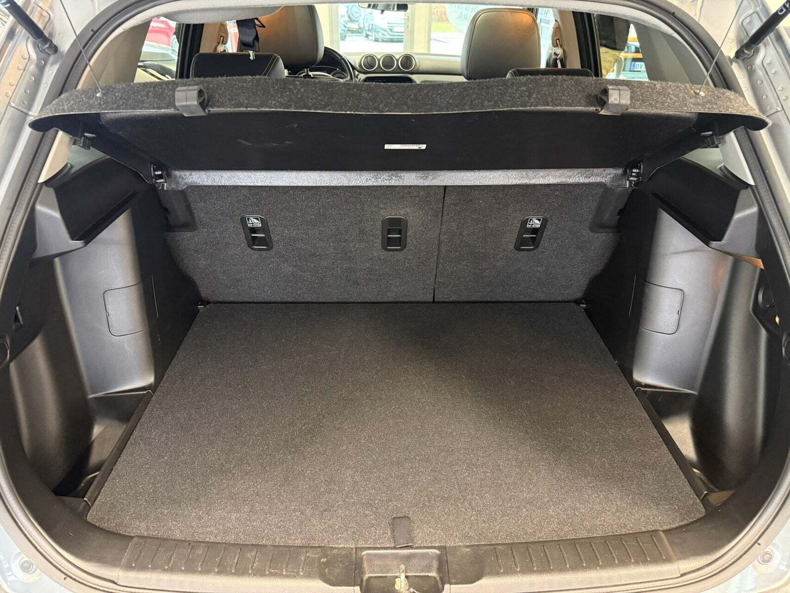 Grå Suzuki Vitara fra 2022