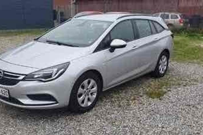 Sølv Opel Astra fra 2017