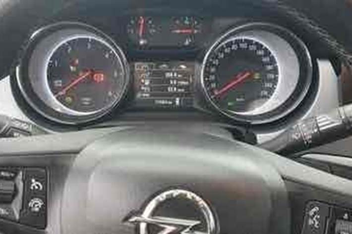 Sølv Opel Astra fra 2017