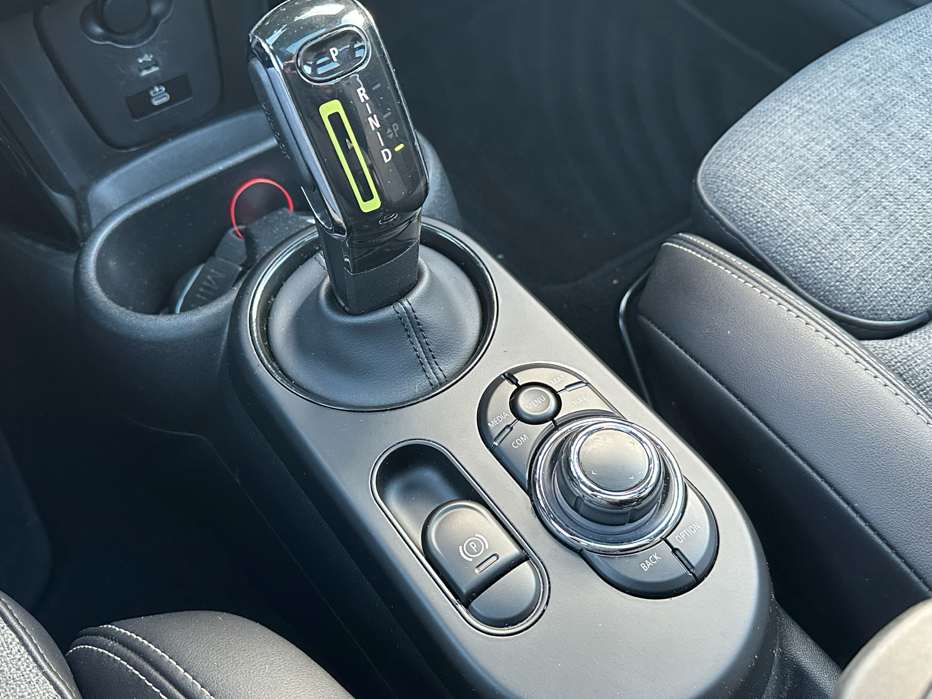 Hvid Mini Cooper fra 2023