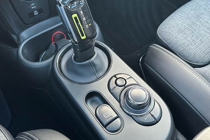 Hvid Mini Cooper fra 2023