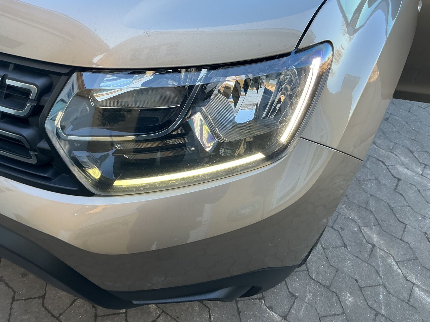 Gul Dacia Duster fra 2018