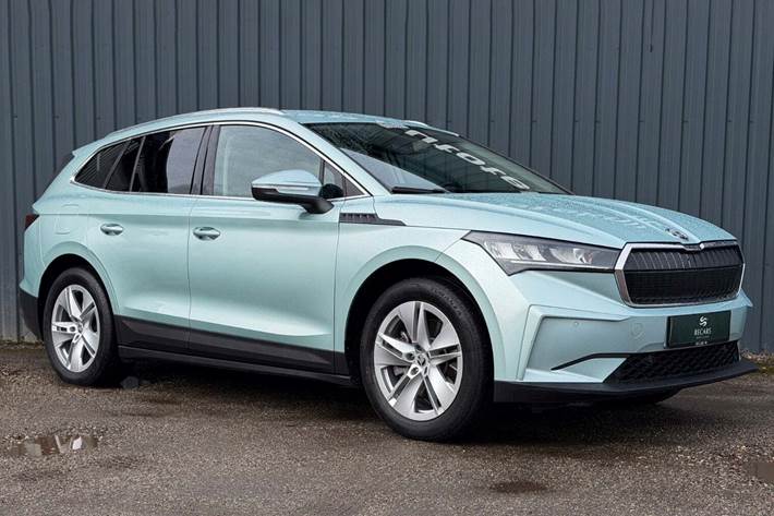 Grøn Skoda Enyaq fra 2022 set udefra