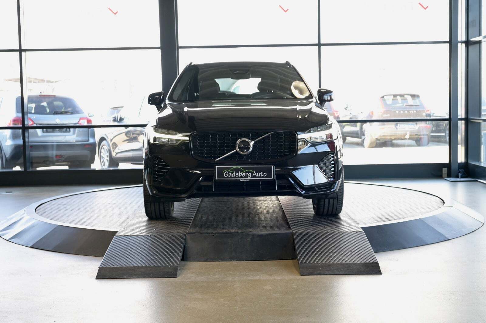 Sort Volvo XC60 fra 2023 set udefra