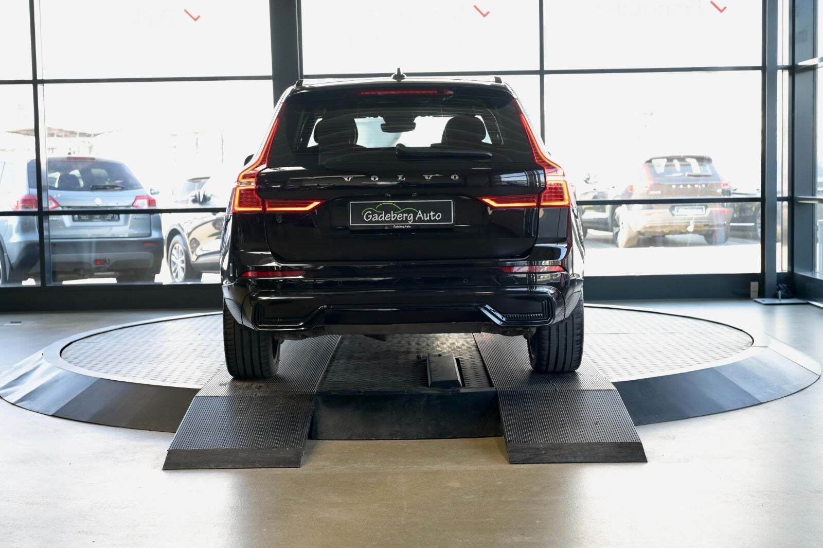 Sort Volvo XC60 fra 2023 set udefra