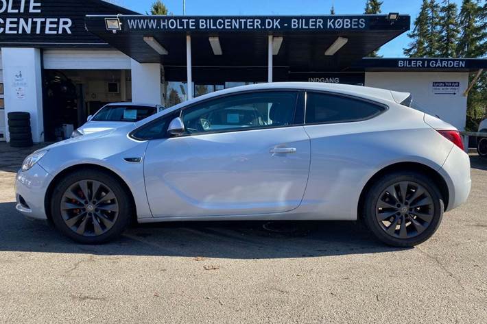 Blå Opel Astra fra 2012