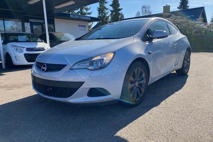 Blå Opel Astra fra 2012