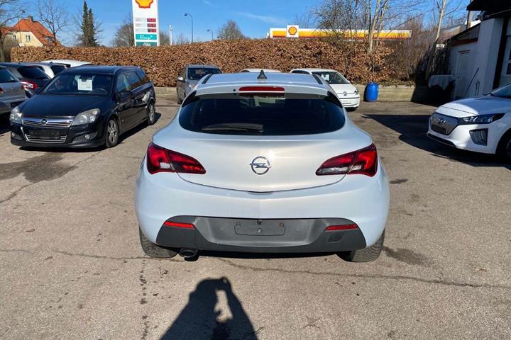 Blå Opel Astra fra 2012